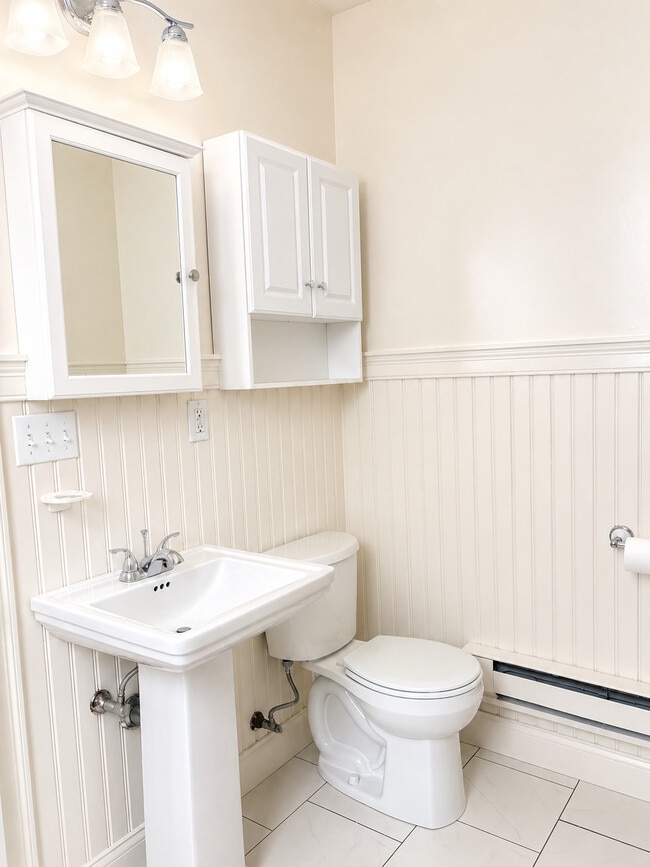 tile bathrooms - Lincoln Real Estate-Undergrad/Grad Housing