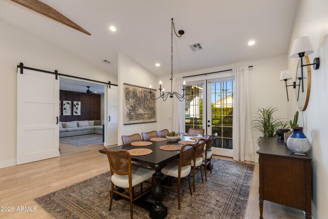 Foto del edificio - 3247 E Sells Dr