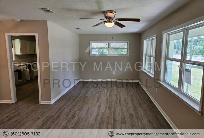 Building Photo - 702 Cooper Rd