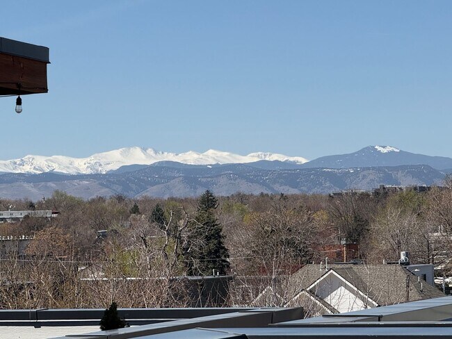 Foto del edificio - Modern End Unit Townhome with Rooftop Oasis | 2 Bedrooms, 2.5 Baths | Prime Location