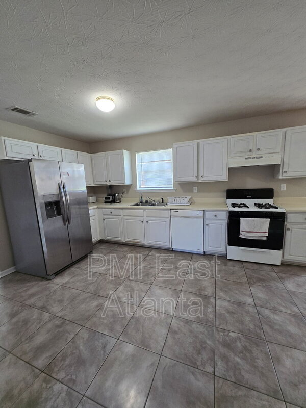 Building Photo - 70 Desota Dr