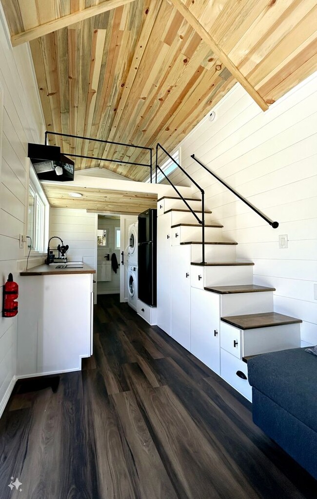 Building Photo - Tiny House in Linda Mar (Pacifica)! All Ut...