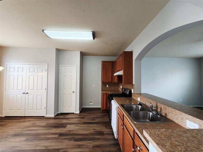 Foto del edificio - 4075 Mossy Spring Ln