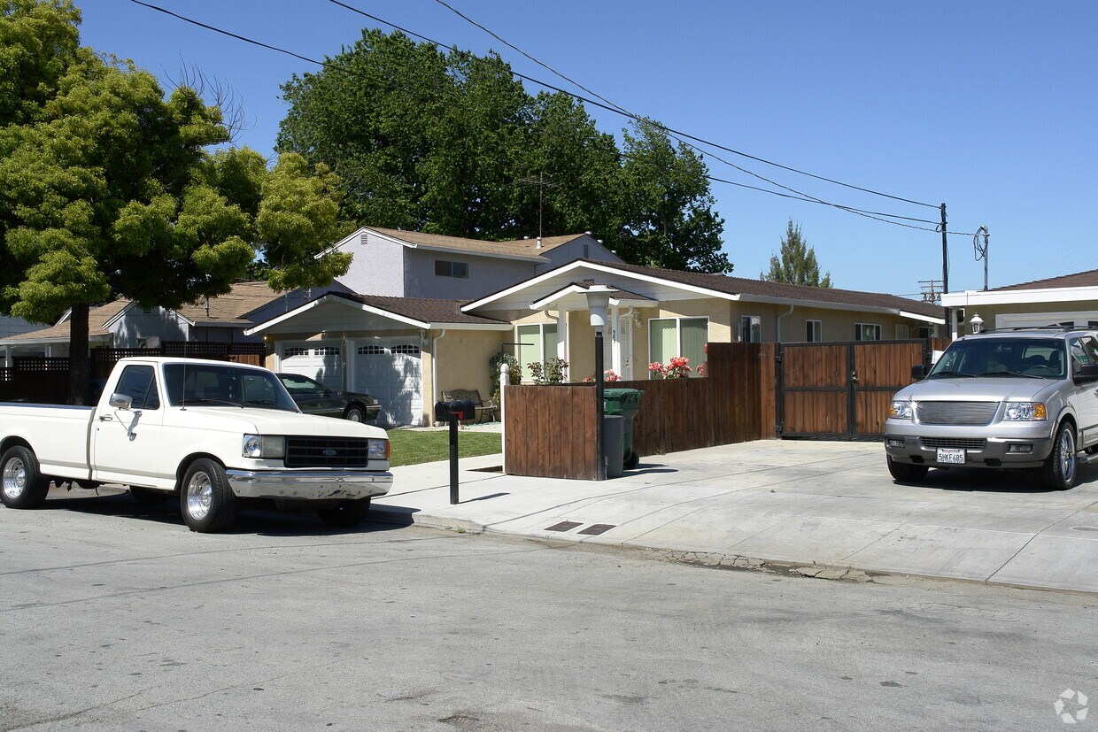 Building Photo - 583 4th Ave