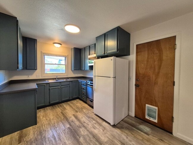 Building Photo - 2 Bedroom for Rent