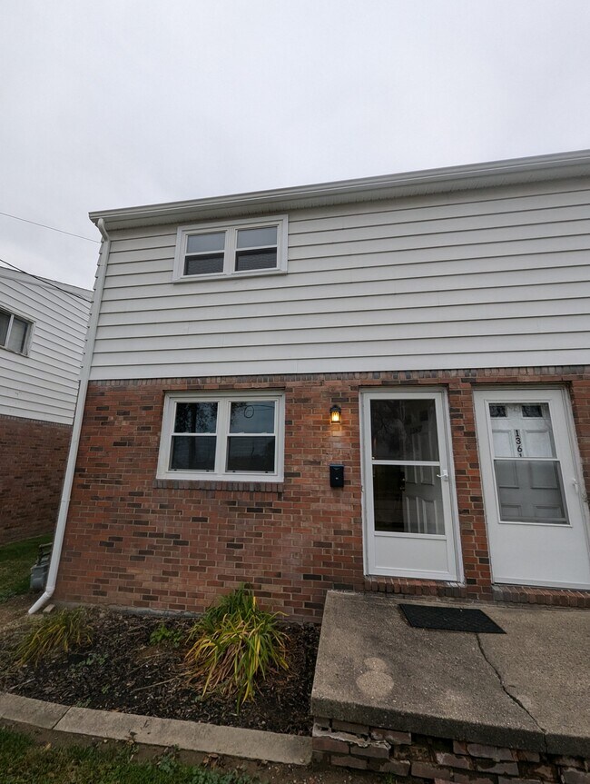 Entrada principal. Puerta a la izquierda. - 1363 Wertz Ave SW