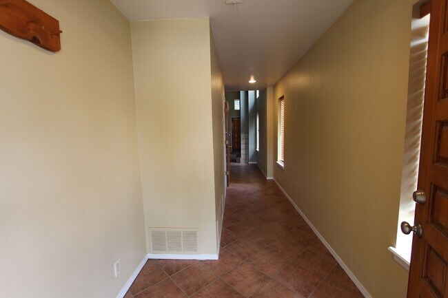 Foto del edificio - MOVE IN READY! Charming 2-Bedroom Townhome...