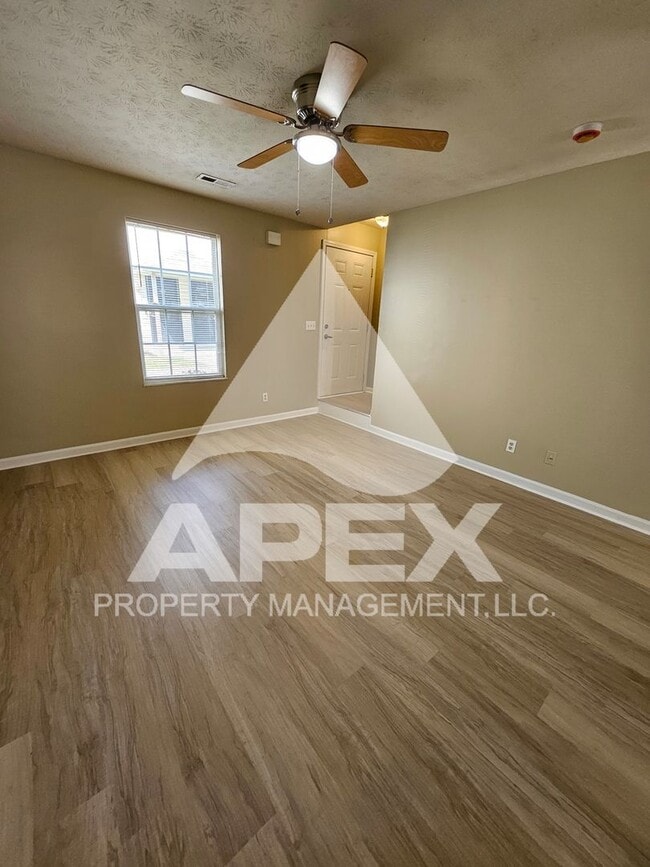 Building Photo - MOVE-IN SPECIAL,NO RENT TIL JUNE 1ST! - Nice 2 Bd | 1.5 Ba Townhouse in West Knox Condo Community!