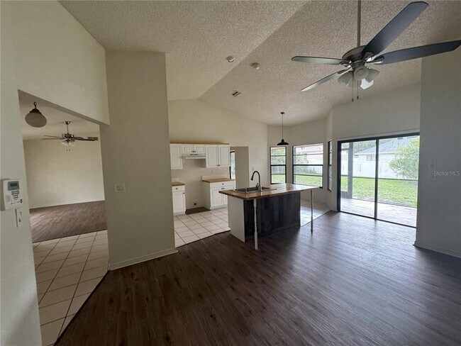 Foto del edificio - 2378 Comerwood Dr