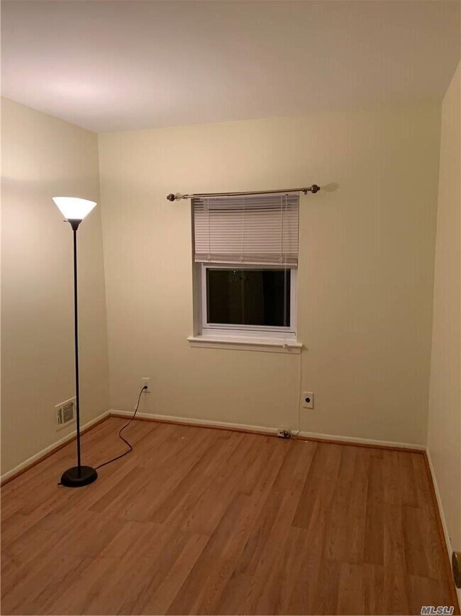 Foto del edificio - 10532 Flatlands 1st St