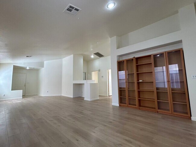 Foto del edificio - 8616 Hidden Pines Ave