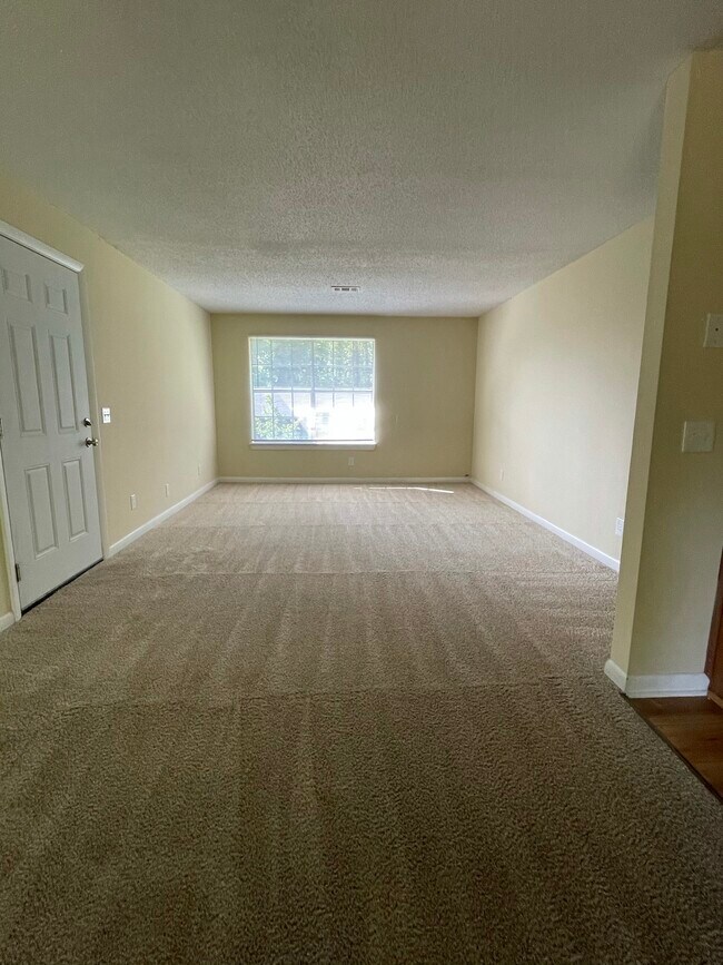 Building Photo - 2104 Greenoaks Rd