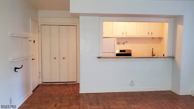 Building Photo - 5 Roosevelt Pl
