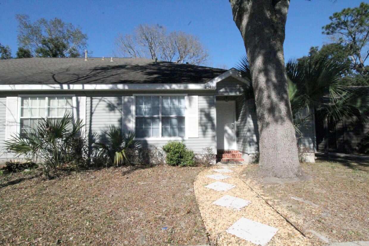 Primary Photo - Charming End-Unit Townhome in Northeast Pensacola with Wood-Look Flooring, Updated Kitchen, Fence...