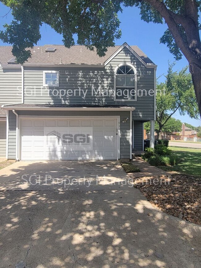 Building Photo - Fabulous Upgrated 2 BR Half Duplex