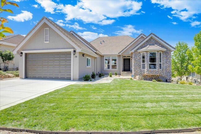 Foto del edificio - Luxury Lakefront Retreat with Pool, Hot Tub & Private Dock on Lake Tulloch - Recently Remodeled!