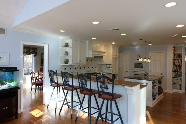 Building Photo - 1 Tulip Ln