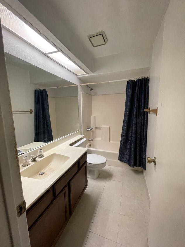 Building Photo - 700 E Mesquite Ave