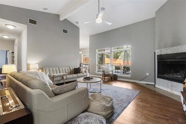 Building Photo - 307 Cuernavaca Dr N