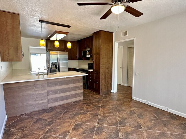 Foto del edificio - Spacious, Upgraded, 3 Bedroom 2.5 Bath Con...