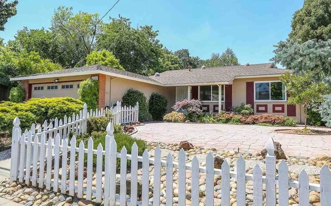 Building Photo - 5466 Florida Dr