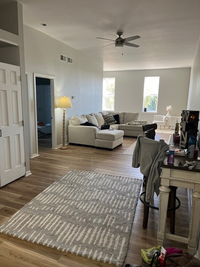 Building Photo - 903 Main St