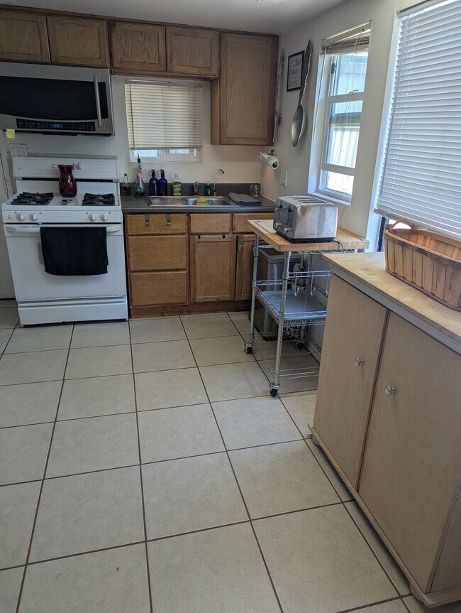 Cocina/Comedor - 1169 E Lexington Ave