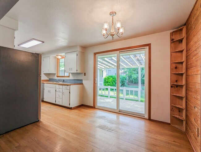 Building Photo - Private country setting 3 bed 1.5 bath ram...
