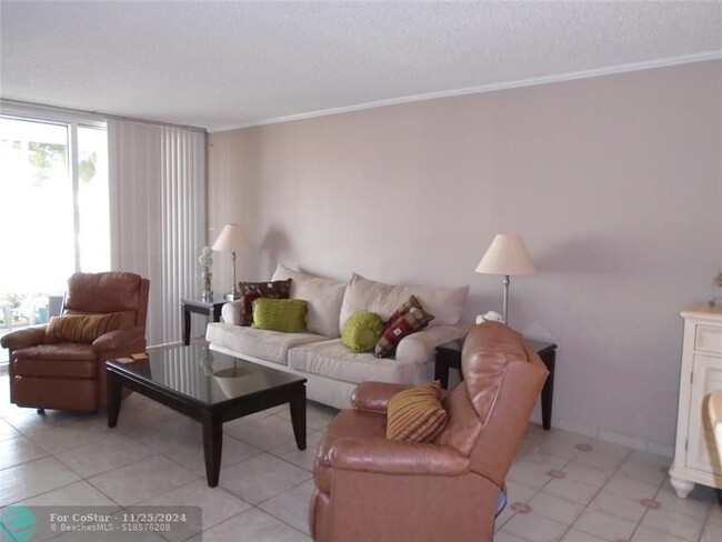 Foto del edificio - 3165 NE 48th Ct