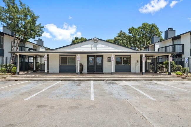 Building Photo - 10101 Forum Park Dr
