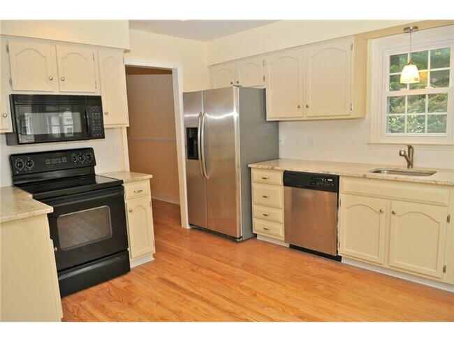 Building Photo - 842 Stockbridge Dr