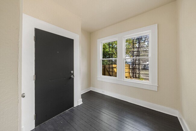 Building Photo - 3 Bedroom/ Bath Culebra Subdivision