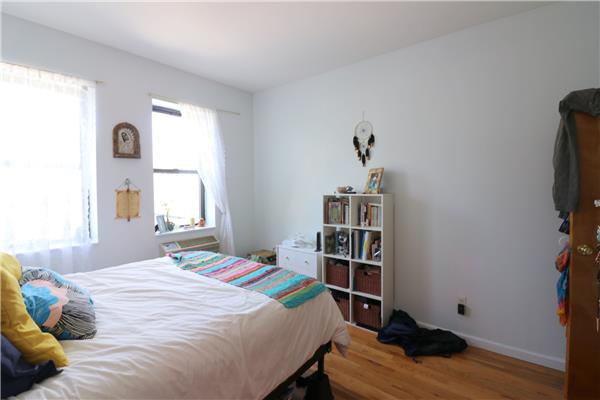 Foto del edificio - 351 Manhattan Ave