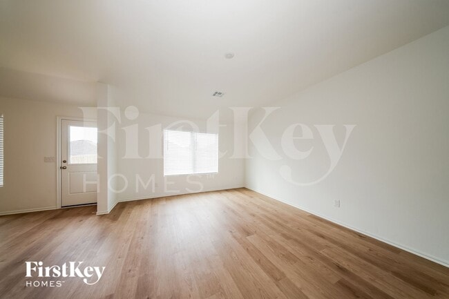 Building Photo - 433 Labelle Ln