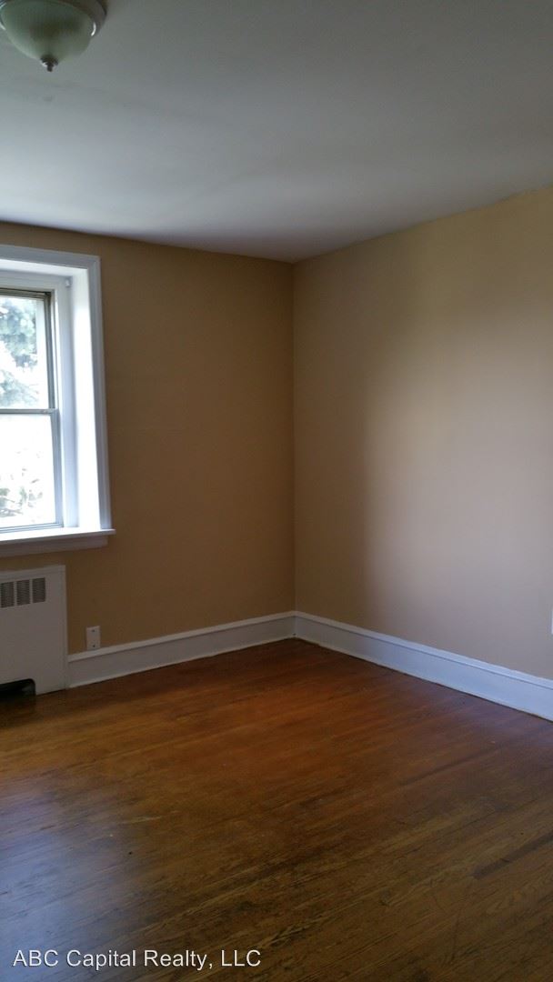 Building Photo - 2058 Wilmot St