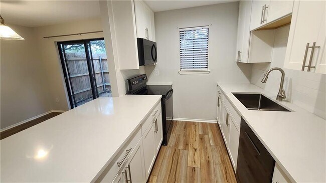 Foto del edificio - 4159 Steck Ave