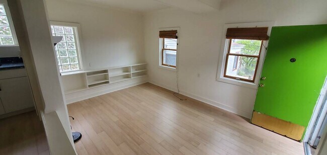 living space from kitchen - 991 Innes Ave