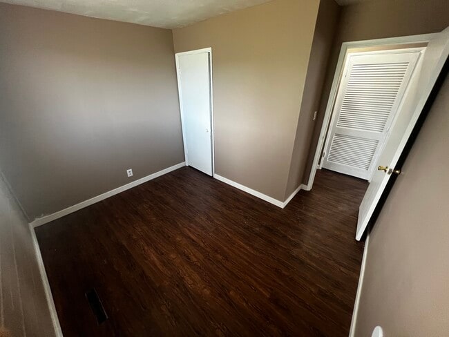 Building Photo - 739 E Carnation Dr