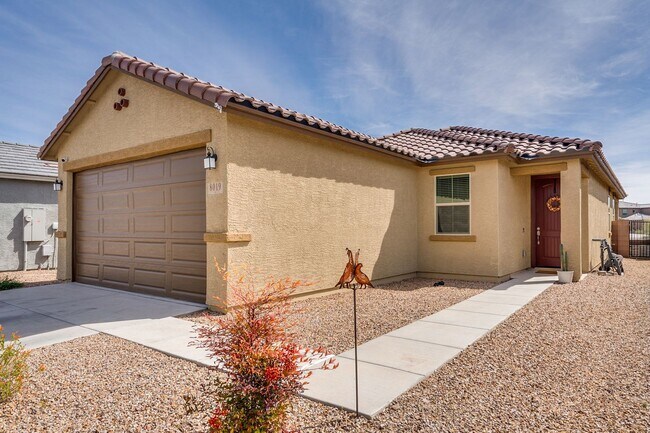 Building Photo - 3 Bedroom 2 Bathroom with Den/Office