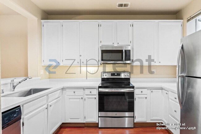 Foto del edificio - 905 Sunrose Terrace