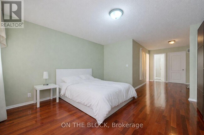 Building Photo - 28 Sommerset Way