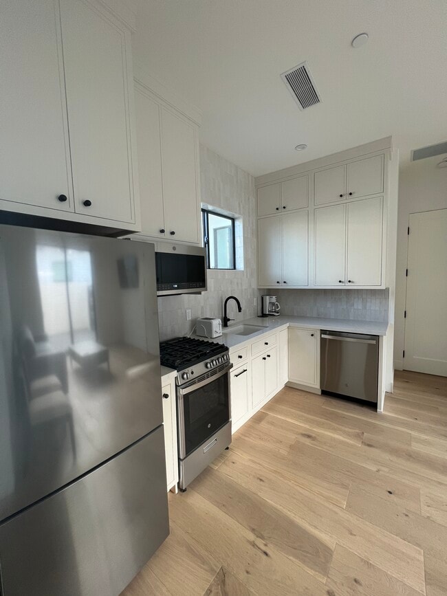 Building Photo - 78641 Deacon Dr E