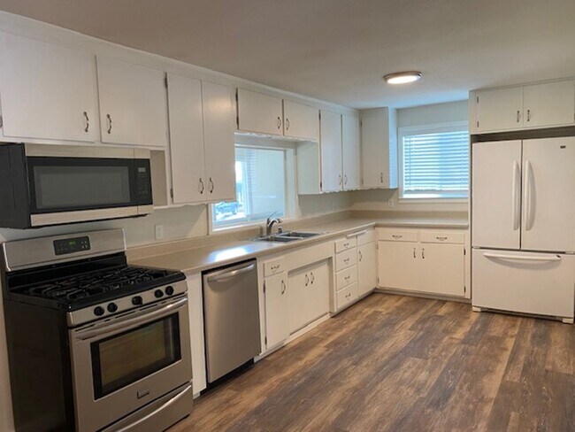 Building Photo - Charming and Fully Renovated!!!
