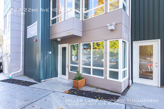 Building Photo - Modern Studio Apt. Near UW!