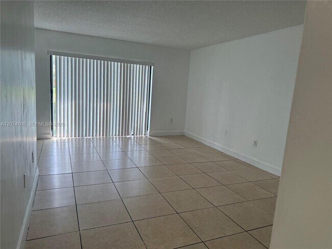 Foto del edificio - 9454 Palm Cir S