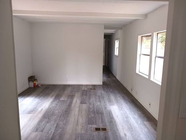 Building Photo - Two Bedroom Mobile home on Large Lot!