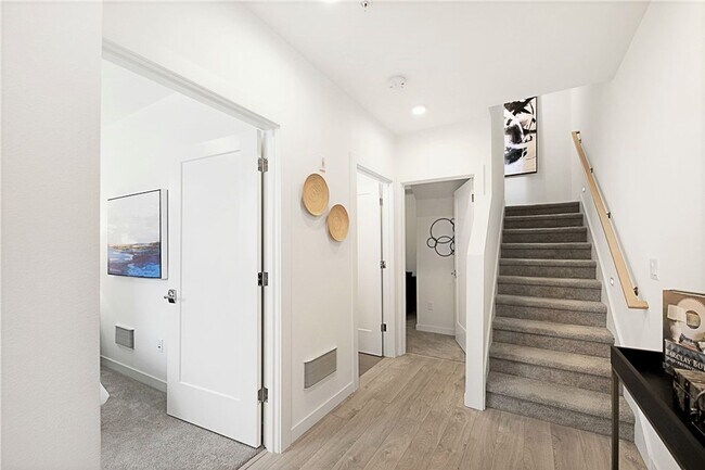 Foto del edificio - Modern Urban Design in Ballard Townhome!  Three private outdoor spaces  (Sited OFF 15th for Quiet...