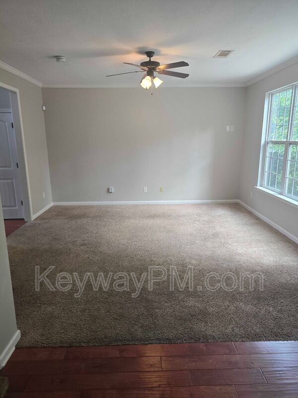 Building Photo - 1430 Collins Dr