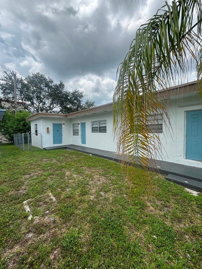 Photo - 121 Southwest 5th Court Apt #2, Dania Beach, FL 33004 - 1 BR 1 BA triplex