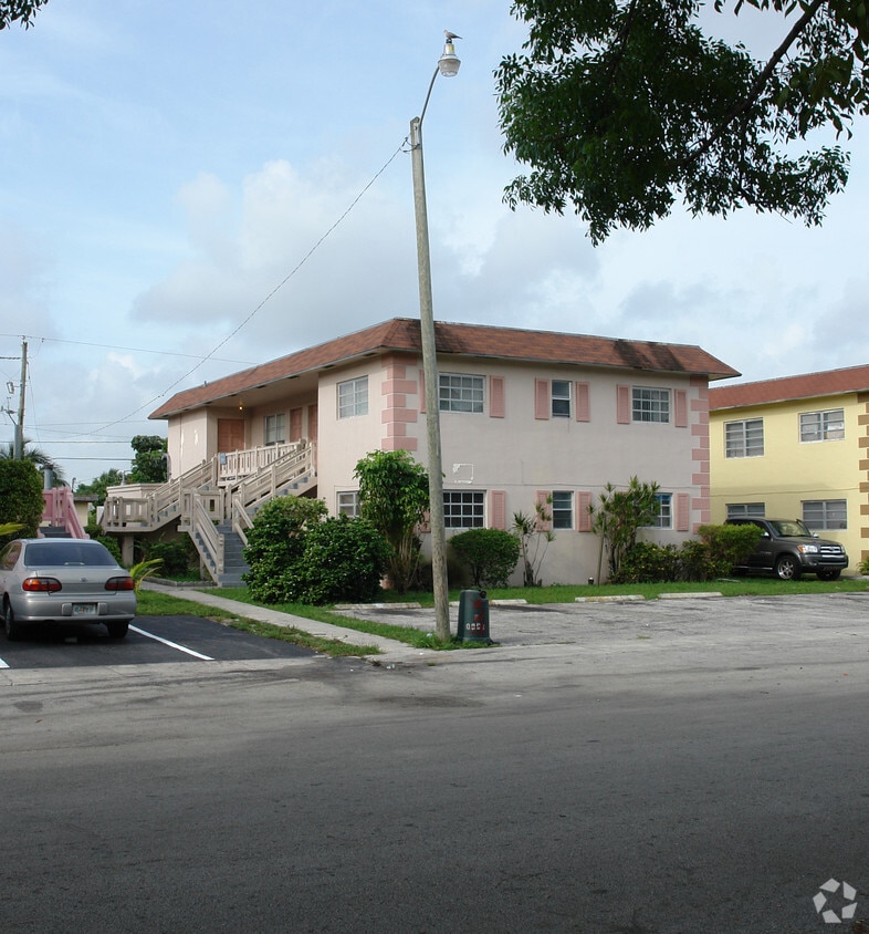 Building Photo - 5900 NW 16th Pl